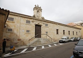 Una mujer observa el portalón donde tuvo lugar el incendio.