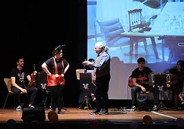 Integrantes de la compañía Hakuna Causa interpretando el musical 'La gran búsqueda'.