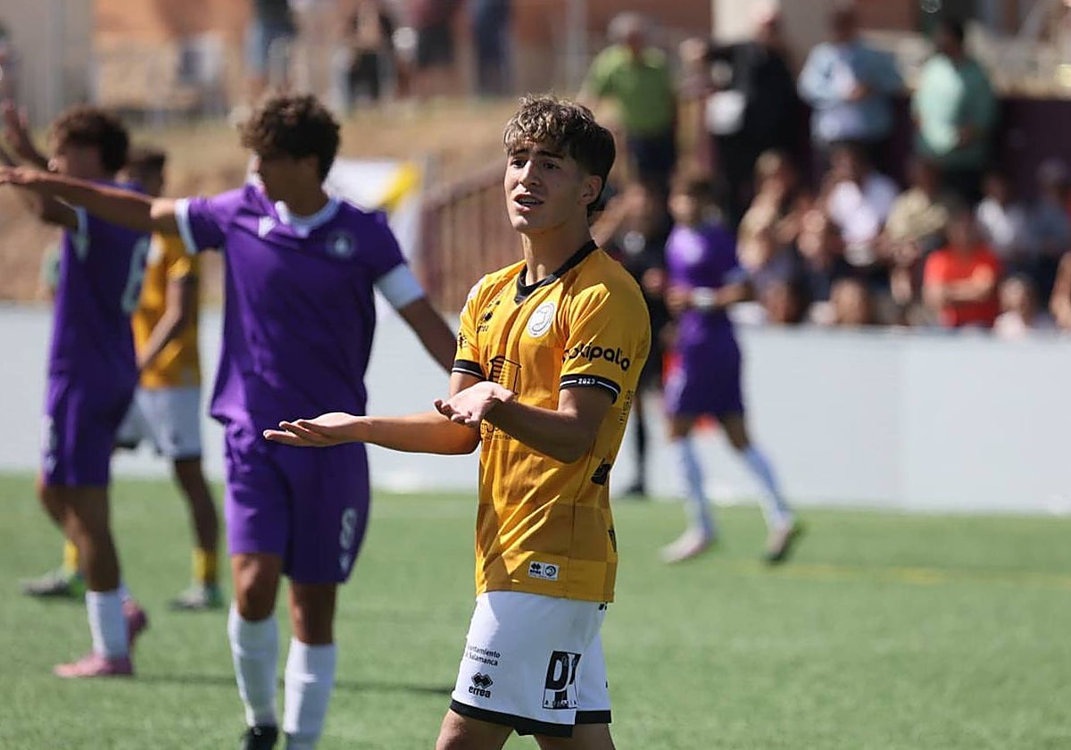 El jugador de Unionistas Adrian Jorge, autor de la diana charra, se lamenta durante el partido.
