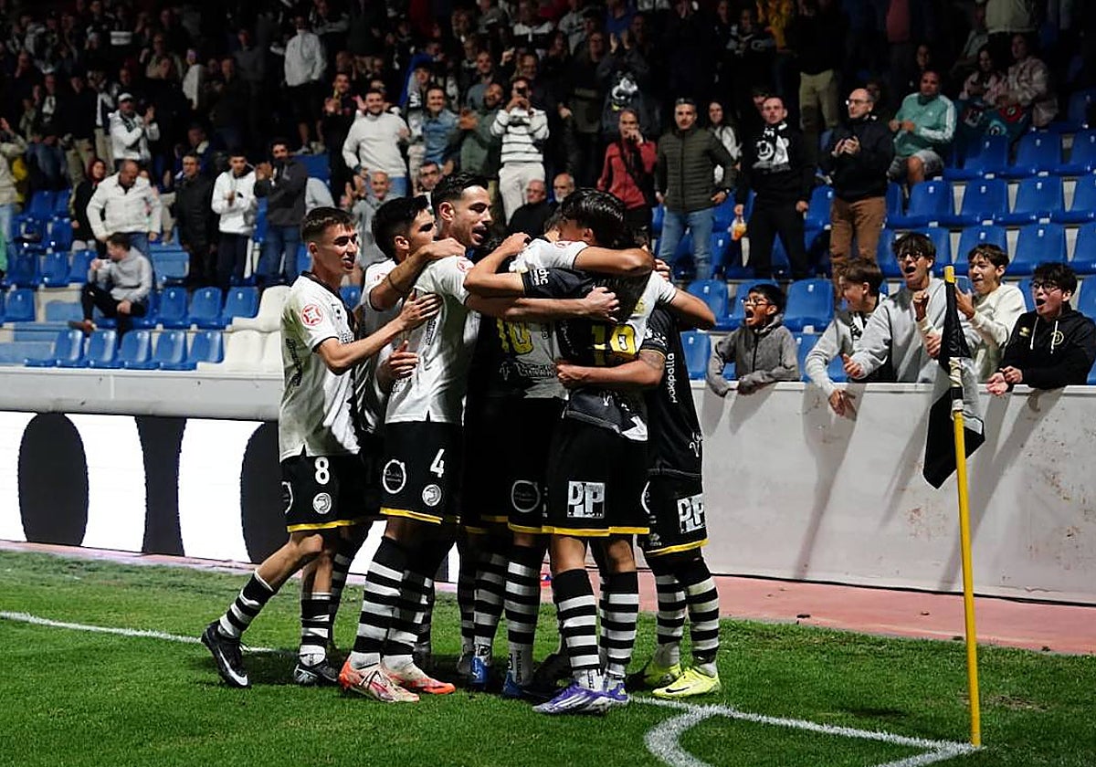 Los jugadores de Unionistas celebran el tanto de la victoria.