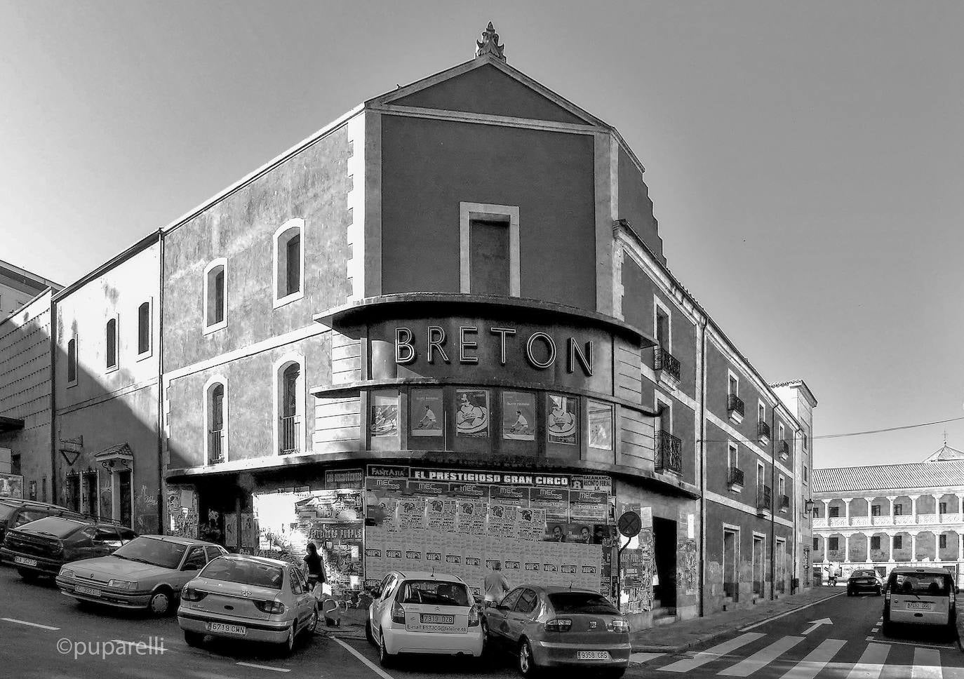 Imagen secundaria 1 - Dos imágenes del desaparecido inmueble, el teatro con más solera de Salamanca. La vieja fachada en 1994 y, abajo a la izquierda, ya reformado y cerrado definitivamente en 2006. En la tercera imagen, la fachada del Teatro Moderno, capturada por Venancio Gombau.