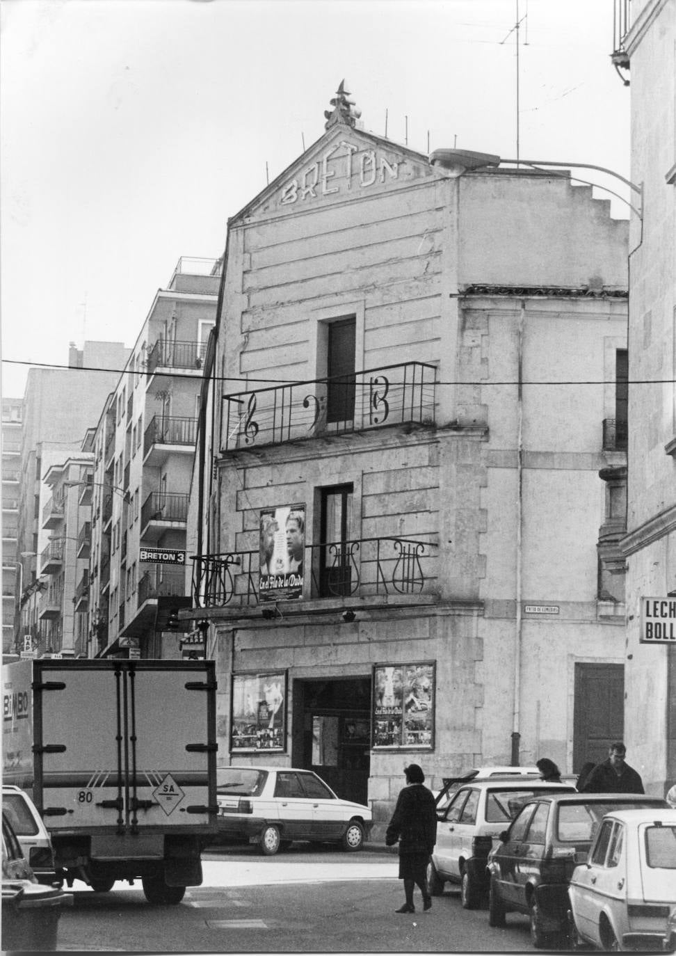 Imagen principal - Dos imágenes del desaparecido inmueble, el teatro con más solera de Salamanca. La vieja fachada en 1994 y, abajo a la izquierda, ya reformado y cerrado definitivamente en 2006. En la tercera imagen, la fachada del Teatro Moderno, capturada por Venancio Gombau.
