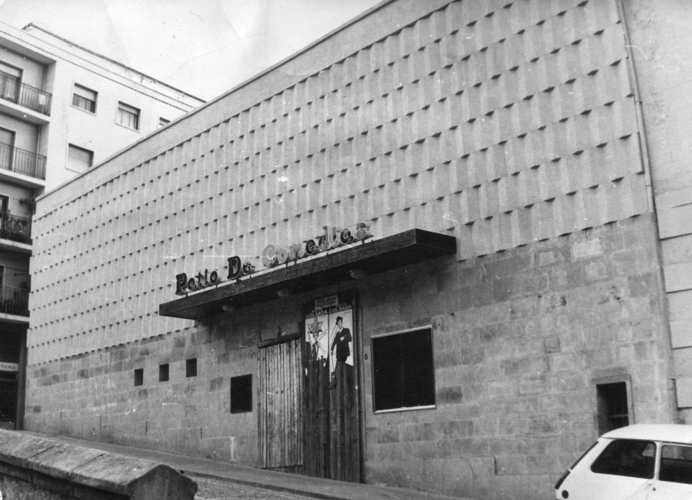 Imagen secundaria 2 - En la primera imagen, vista del cine desde el cruce de la av. Portugal y la actual María Auxiliadora. La foto fue capturada por Á. Esteban y, actualmente, es propiedad del Ayuntamiento de Salamanca. En la segunda foto, el quipo de proyección del cine Liceo, capturado por Guzmán Gombau. La última foto ilustra el acceso al Patio de Comedias, en el edificio anexo al Bretón.