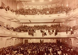 Imagen de un acto social celebrado en el gran teatro de la Plaza Mayor