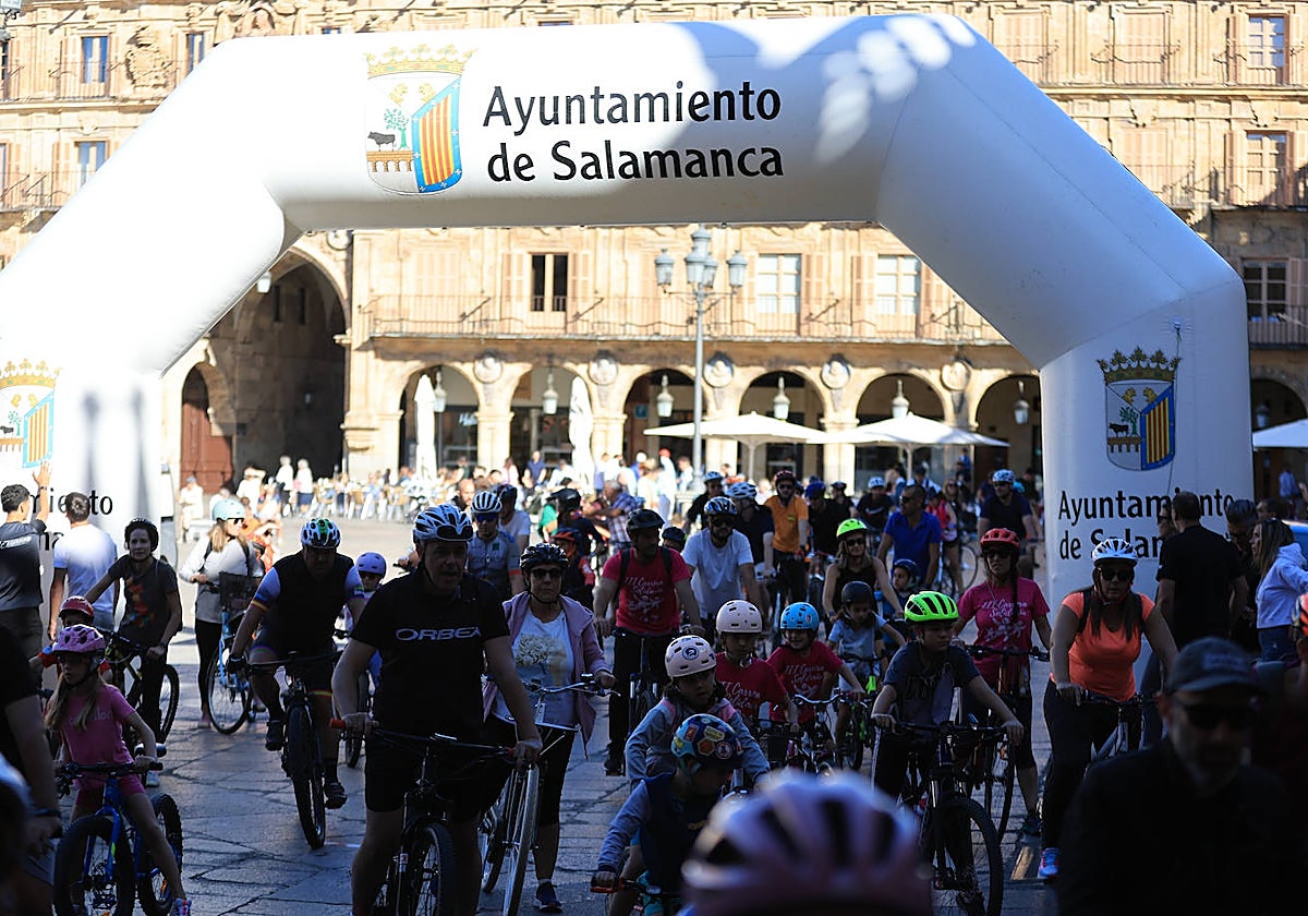 Participantes en el recorrido en bici organizado por el club Promesal.