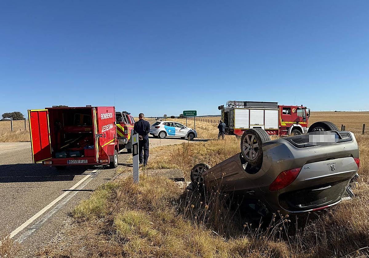 Imagen del coche que ha volcado en la mañana de este domingo en Ledesma.