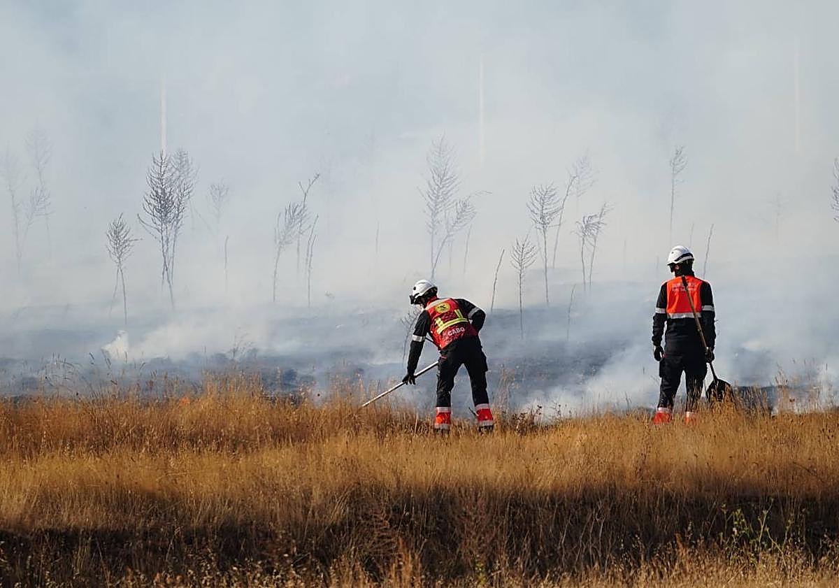 Imagen principal - Bomberos interviniendo en el lugar del incendio.