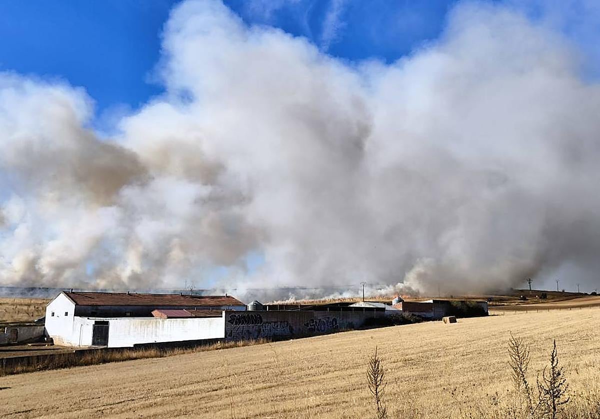 Imagen principal - Imágenes del humo generado por el incendio.