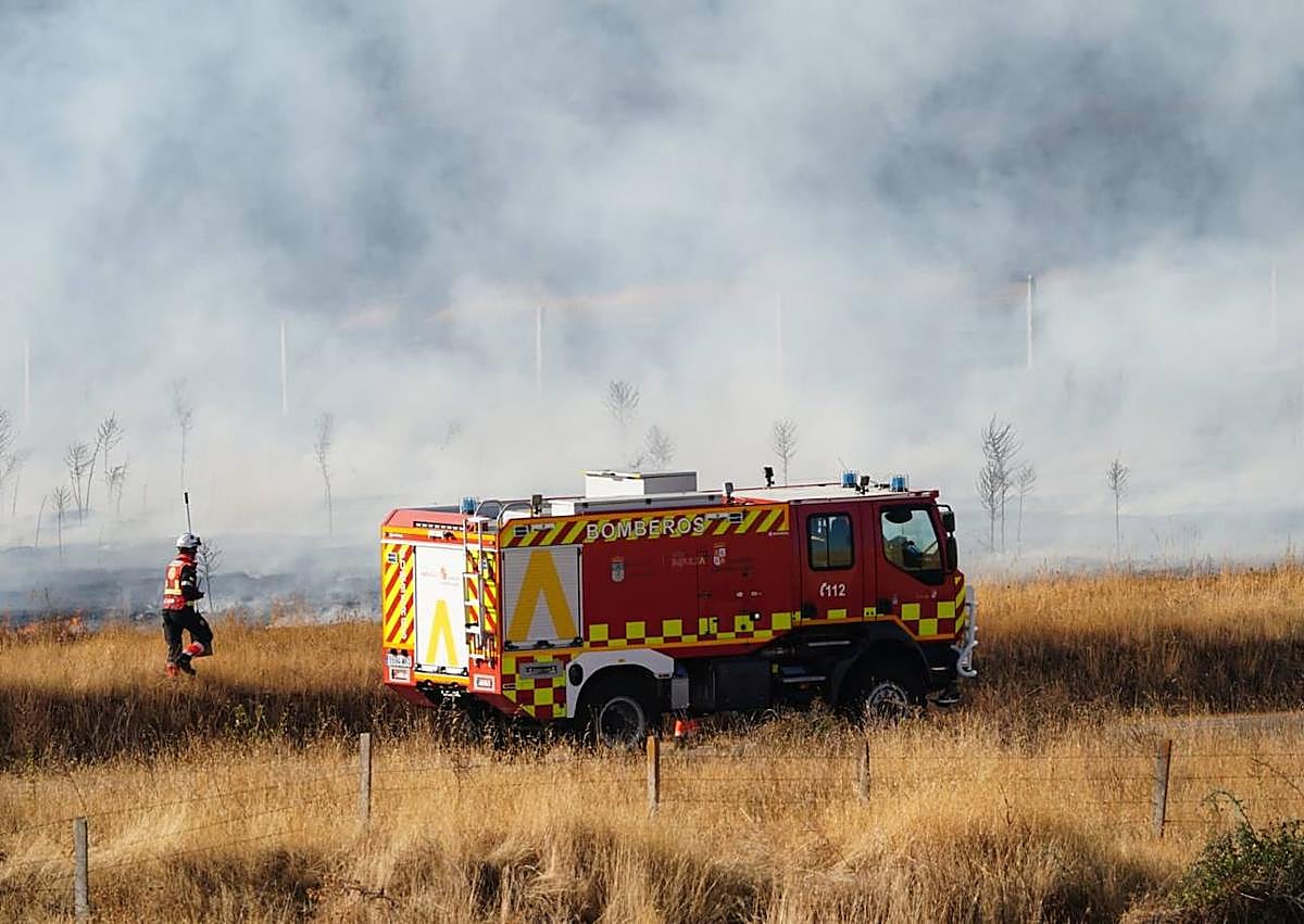 Imagen secundaria 1 - Bomberos interviniendo en el lugar del incendio.