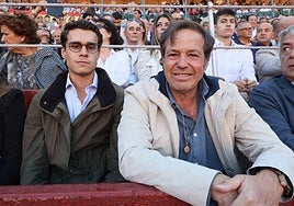 Justo Hernández, padre e hijo, en un burladero del callejón de La Glorieta.