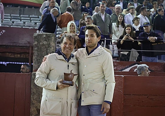 Justo Hernández recibió el premio al mejor toro del concurso de ganaderías.