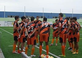 La plantilla de la UD Sámano en Vallegón, donde jugará el Salamanca UDS el 5 de octubre próximo.