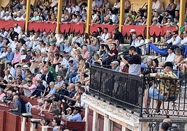 Cámara de televisión en el tendido entre los aficionados.