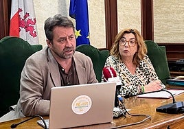 El alcalde, Antonio Cámara, con la concejala Ana Vicente, esta tarde en el Ayuntamiento de Béjar.
