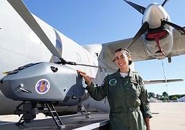 Marta Escudero junto a un T.19 y un helicóptero Alpha 900.