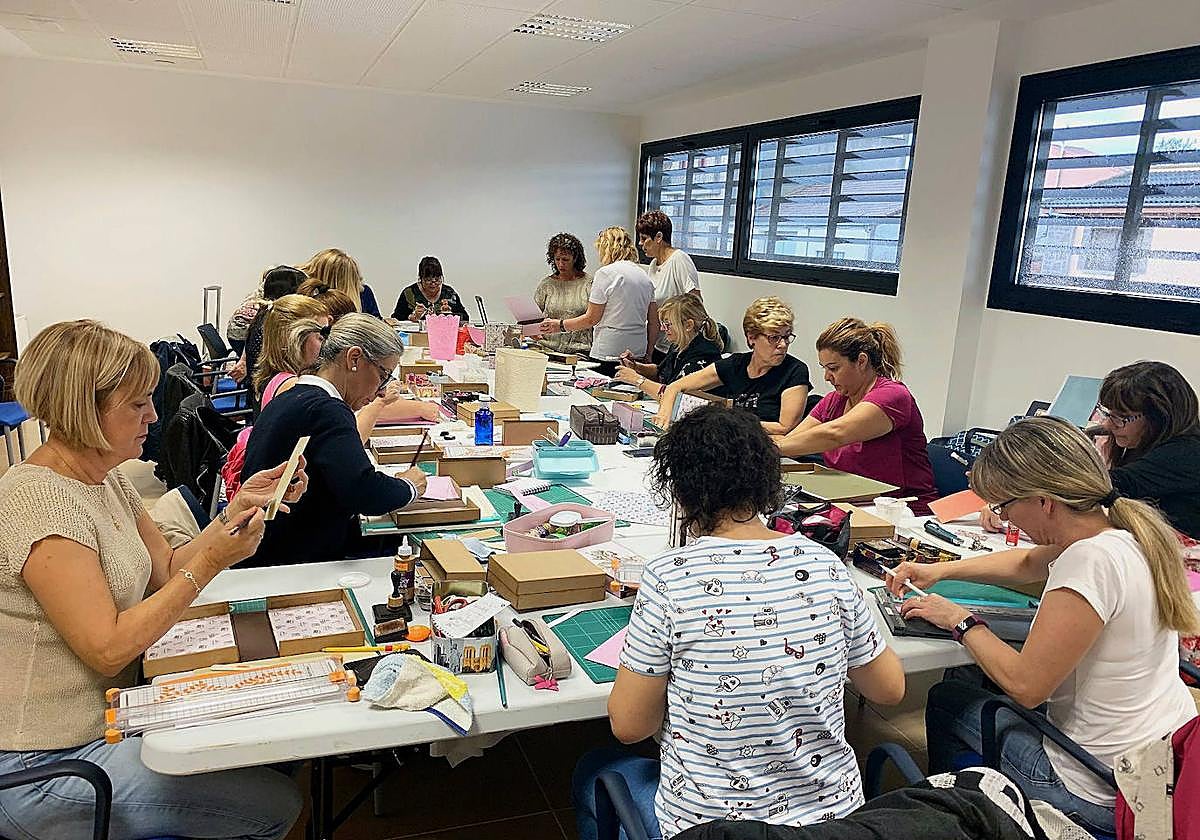Los talleres de cartonaje son una de las opciones que propone el Consistorio de Villares de la Reina.