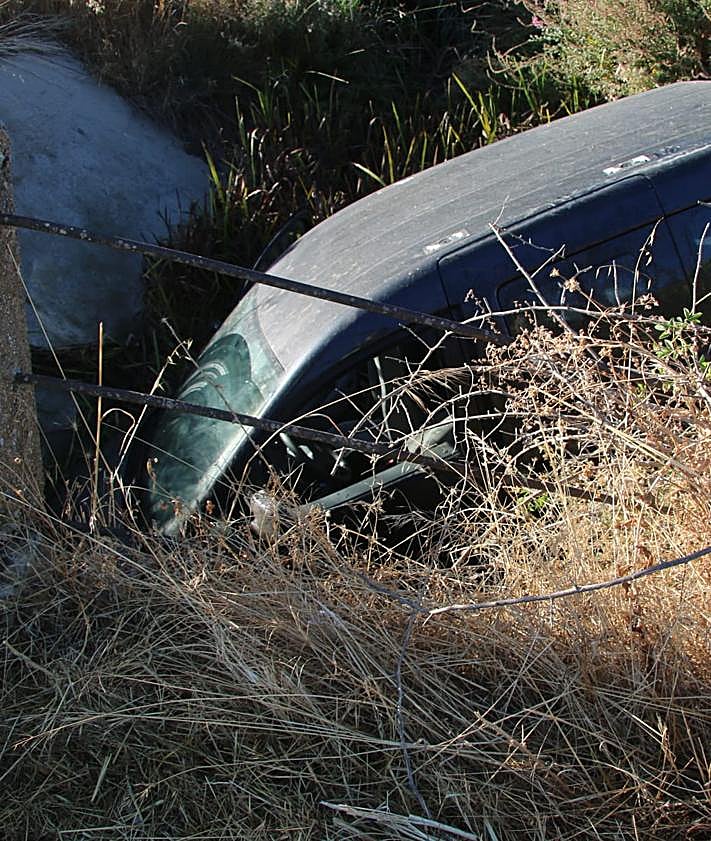 Imagen secundaria 2 - Imágenes del coche accidentado.