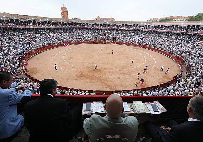 Panorámica de la plaza de toros de La Glorieta llena.