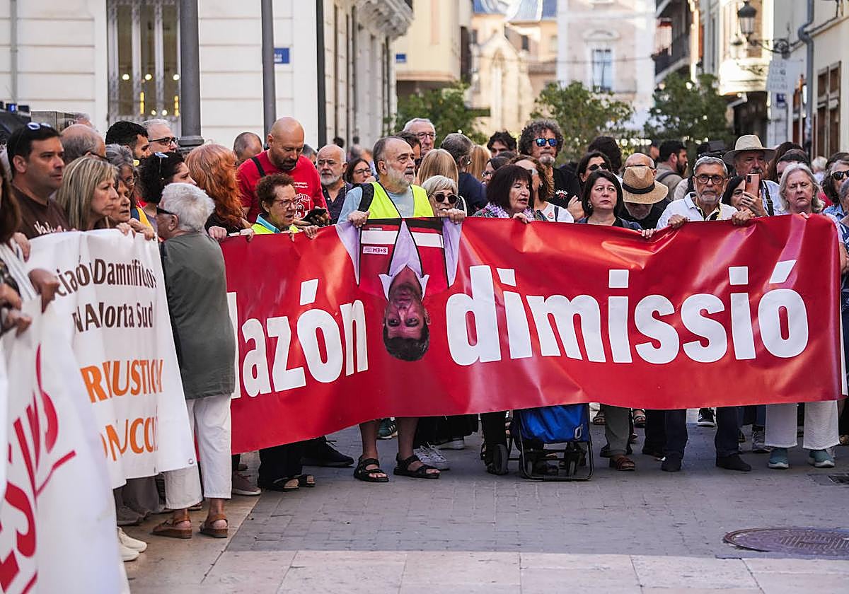Asociaciones de víctimas de la dana se concentran frente a Les Corts para pedir la dimisión de Mazón.