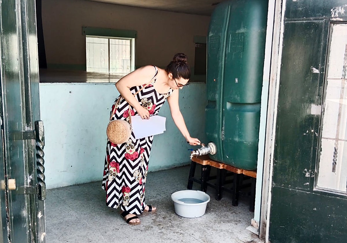 Depósito portátil en Encinas de Abajo cuando se declaró el agua no potable en julio de 2023.