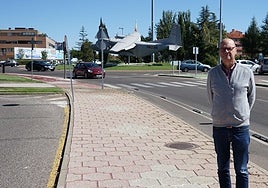 El concejal de Seguridad, Jesús Hernández, junto a la rotonda de Matacán en la que se han incorporado nuevas cámaras de control de tráfico.