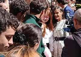 La reina Letizia se acercó al público para hacerse fotos con ellos.