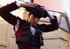 Julio Norte calándose la montera en el patio de cuadrillas de La Glorieta.