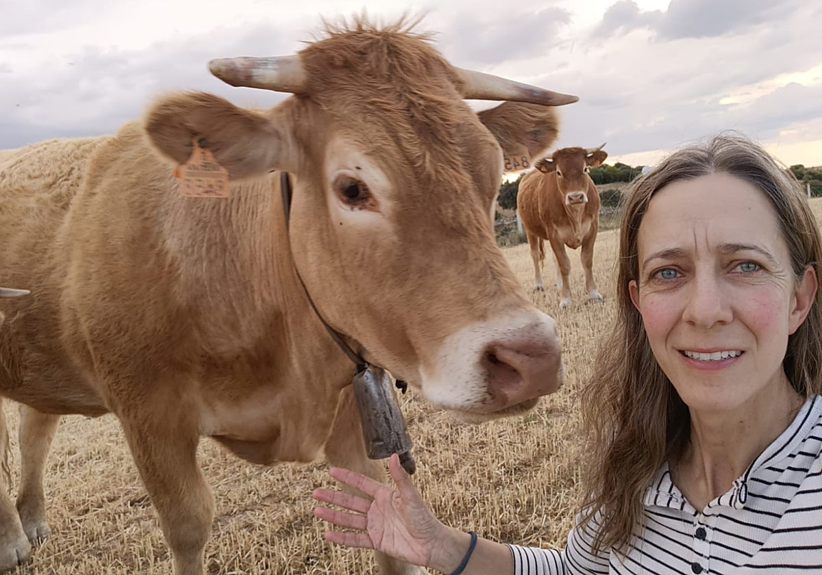Ángela Herrero, con su ganado.