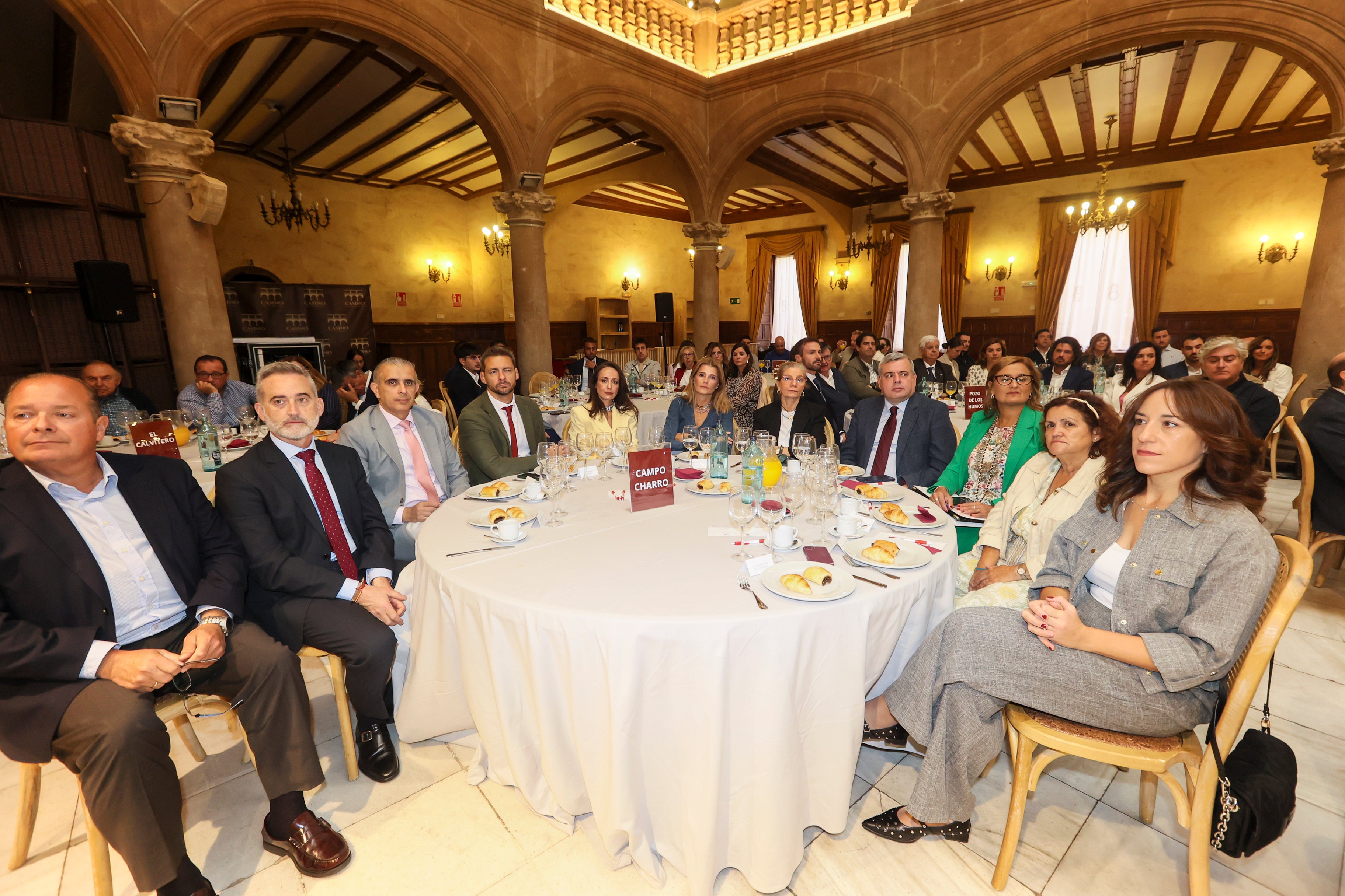Ignacio Rivas (Ayuntamiento de Salamanca), Fernando Díaz, José Manuel Barrios y Jesús Blanco (Junta de Castilla y León), Carmen Seguín y Almudena Parres (Ayuntamiento de Salamanca), Marian Vicente (LA GACETA), Álvaro Rubio y Emma Fernández (Junta de Castilla y León), Nieves García y Pilar Sánchez (Diputación de Salamanca).
