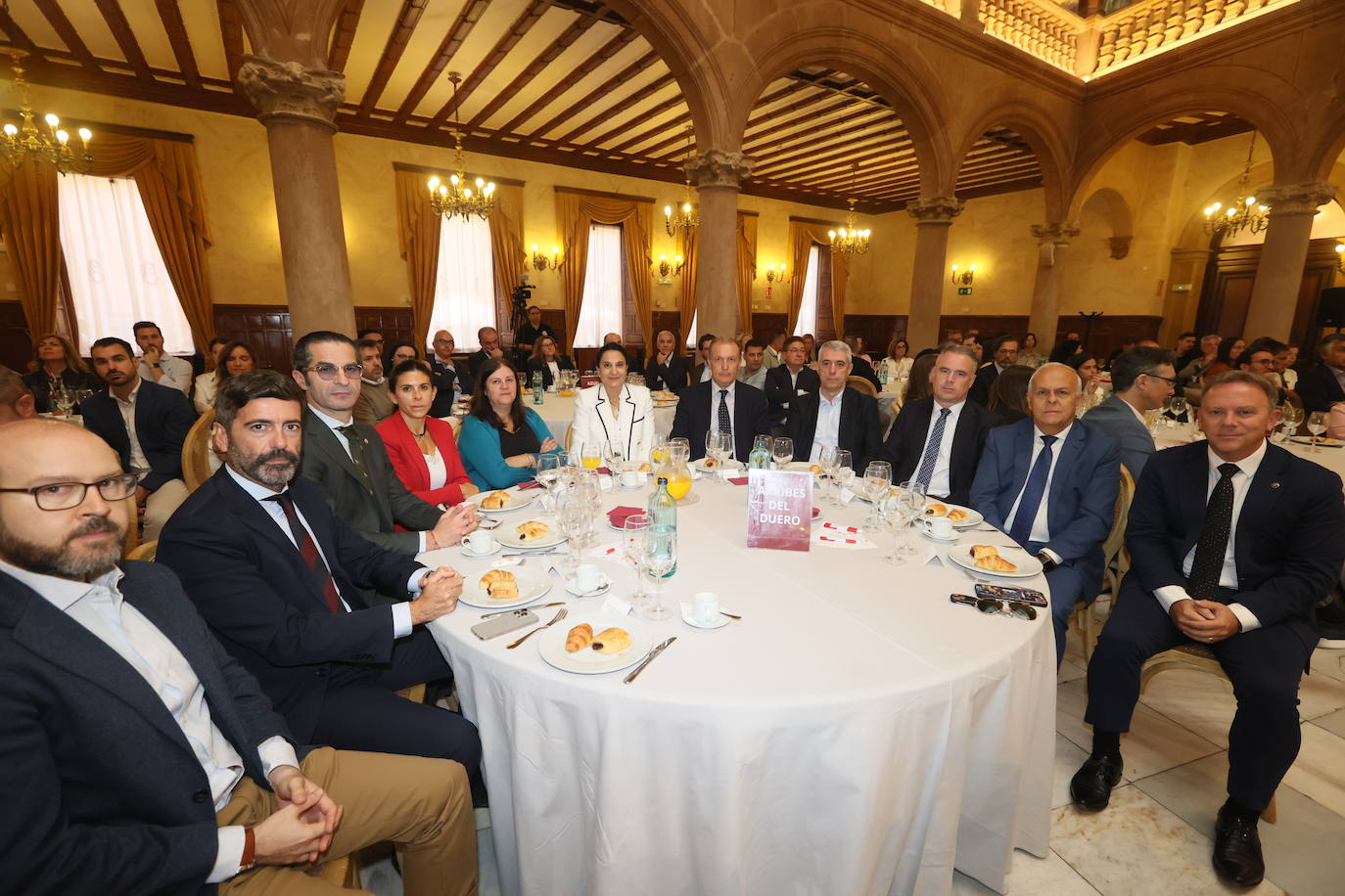 Alfonso García (Junta de Castilla y León), Antonio Flórez (Confederación de Empresarios de Salamanca), Emilio Checa (Cámara de Comercio), Chabela de la Torre (IME), Purificación Morgado y Mili Pizarro (Universidad de Salamanca), Alberto Gurrionero (Unicaja), Francisco Javier García (Confederación de Empresarios de Salamanca), Raúl San Segundo (Junta de Castilla y León), Ángel Miguel Morín (Junta de Castilla y León) y Claudio Mogilner (InternacionalWeb).