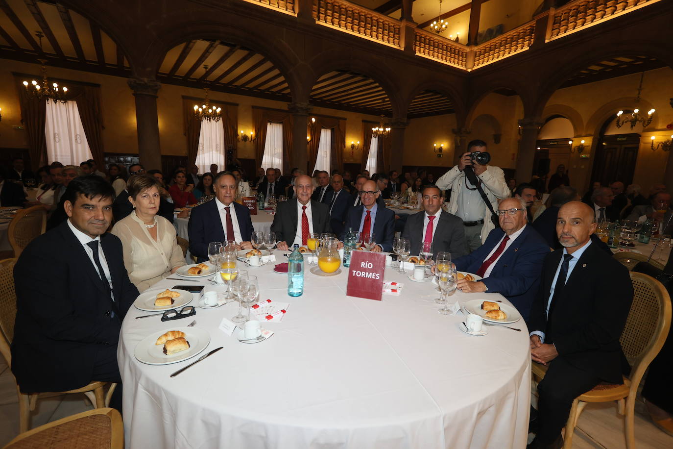 Manuel Rubio González (director territorial de Unicaja en Castilla y León, Galicia y La Rioja), Saturnina Moro Malmierca (secretaria general de Industria, Comercio y Empleo de la Junta de Castilla y León), Carlos García Carbayo (alcalde de Salamanca), Pedro Díaz Mesonero (presidente de GRUPOSA), Javier Iglesias García (presidente de la Diputación), Eloy Ruiz Marcos (delegado de la Junta de Castilla y León en Salamanca), Pedro Méndez González (presidente del Casino de Salamanca) y Óscar González Benito (director-gerente de la Fundación General de la Universidad de Salamanca).