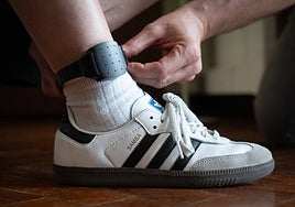 Una pulsera de seguimiento en un tobillo.