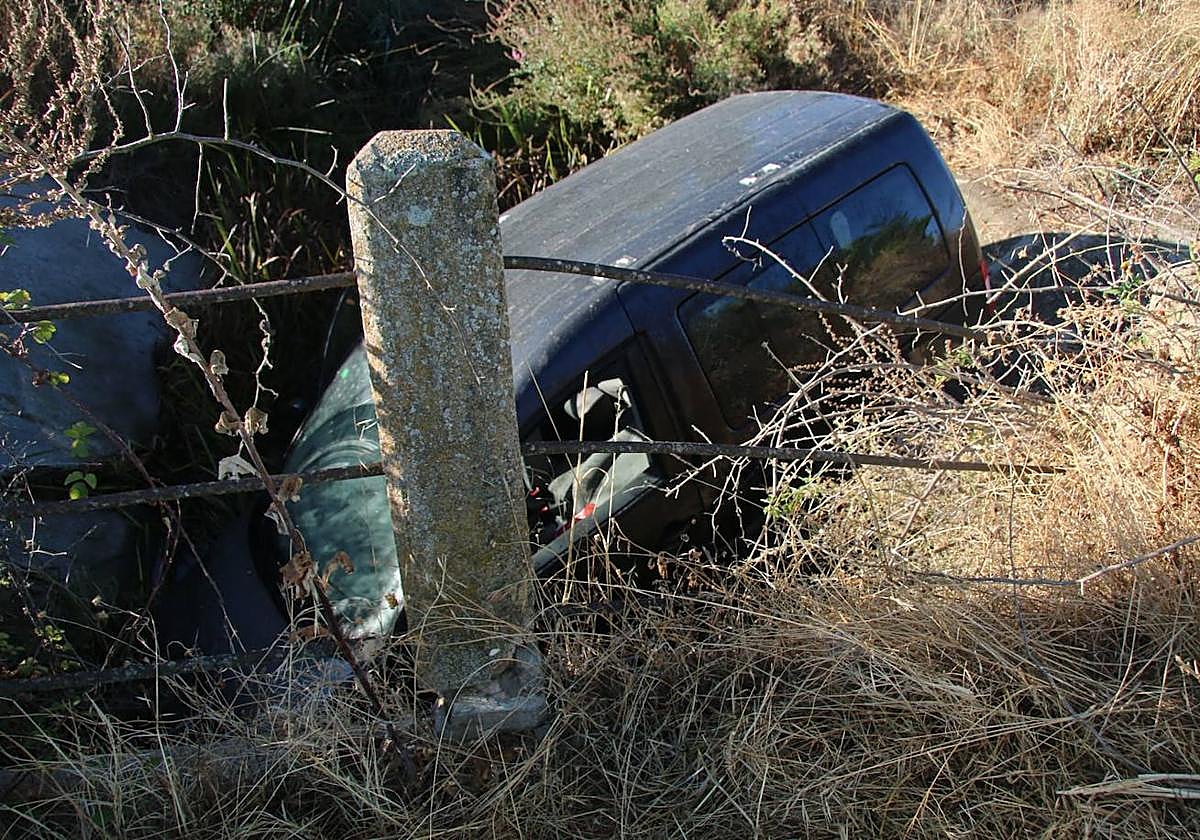 Coche accidentado en la carretera de Naharros.