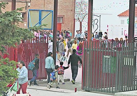 Niños entrando en el Colegio Rufino Blanco de Salamanca, en este curso escolar.