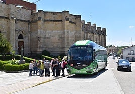 Llegada de turistas a Alba de Tormes frente a la Basílica de Santa Teresa.