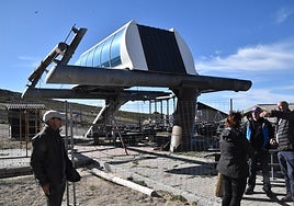 Imagen de la visita que el concejal de La Covatilla ha realizado esta tarde con la concejala Olga García y varios vecinos.