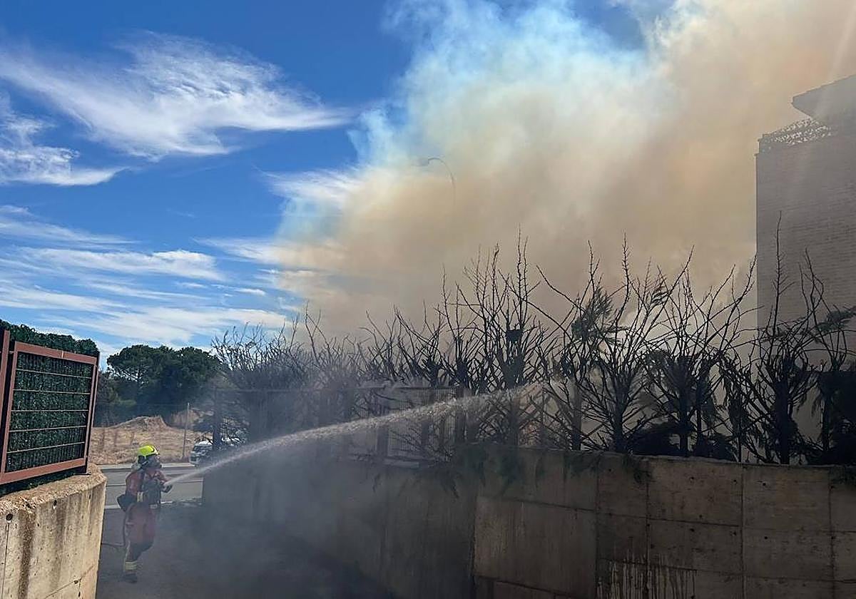 Bomberos itervienen en el lugar del incendio.
