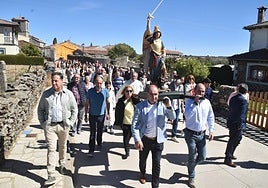 Procesión con la imagen de San Miguel el pasado año.