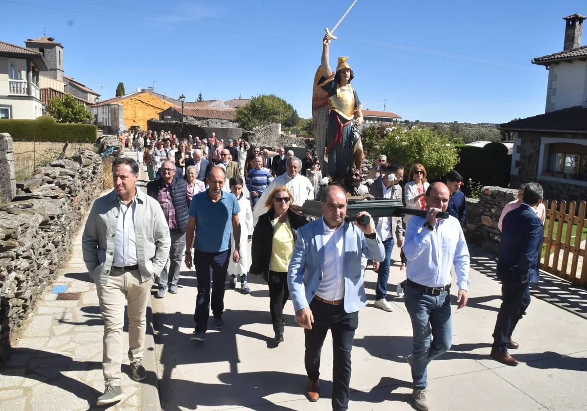 Procesión con la imagen de San Miguel el pasado año.
