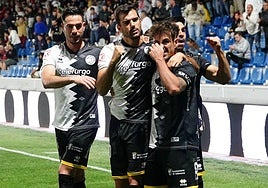 Los jugadores de Unionistas celebran la diana de Olmedo, que confirmó la remontada frente al Real Avilés el pasado domingo.