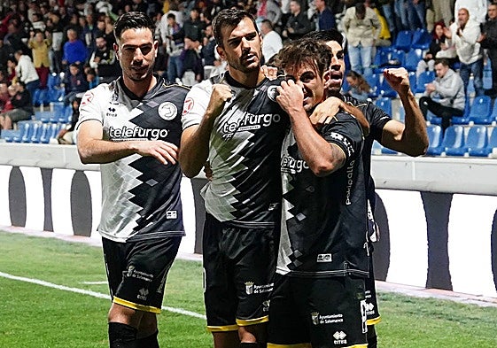 Los jugadores de Unionistas celebran la diana de Olmedo, que confirmó la remontada frente al Real Avilés el pasado domingo.