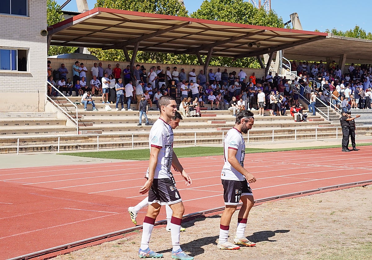Casado, Murua y Mancebo, saltando al césped de Las Pistas contra el Astorga.