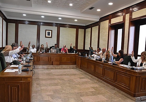 Momento de la votación para ratificar la decisión de la Comisión Mixta sobre los Honores y Distinciones.