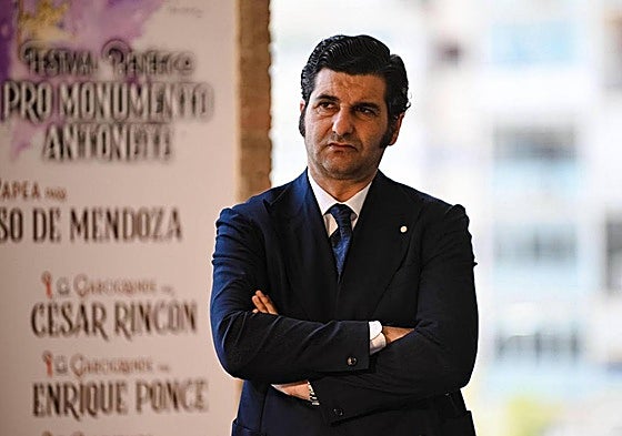 Morante de la Puebla en Las Ventas con el cartel del festival de Antoñete.