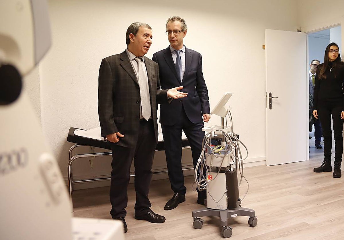 Luis García Ortiz, director del IBSAL, y Luis Javier González, gerente de Atención Primaria, en imagen de archivo.