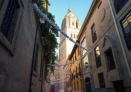 Guirnaldas en la calle Calderón de la Barca.