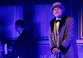 El actor Juanjo Artero interpretando al personaje de Hercules Poirot.