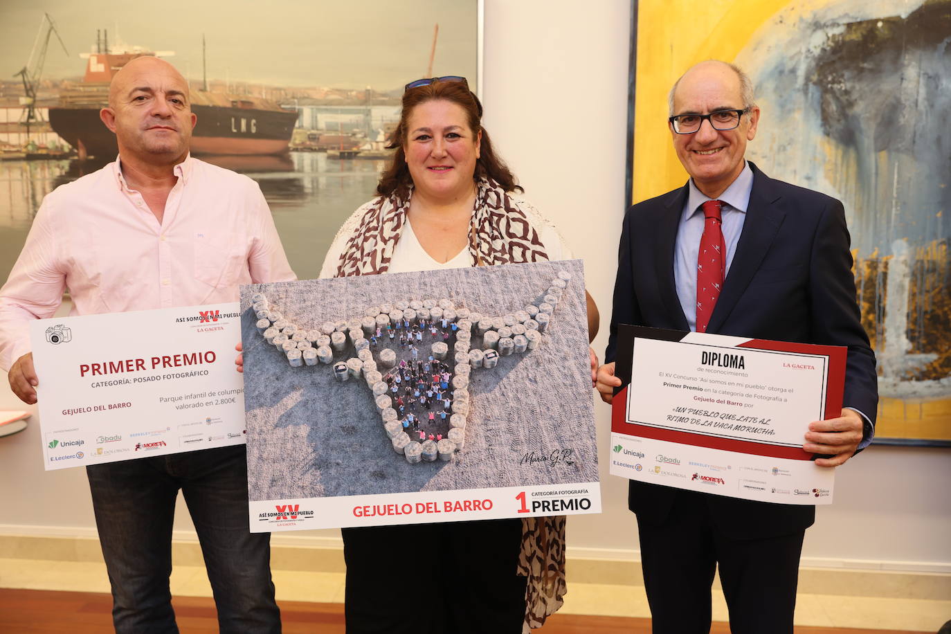 Gonzalo Moreta, gerente de Mobiliario Urbano Moreta y Javier Iglesias, presidente de la Diputación entregan a Isabel Pereña Ruano, alcaldesa de Gejuelo del Barro, el primer premio de fotografía, un parque de columpios.