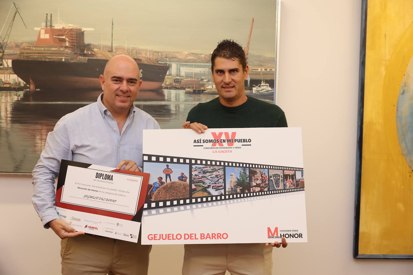 Ignacio Santamartina Aroca, director financiero de Berkeley Minera España, hace entrega de una mención de honor al vídeo de Gejuelo del Barro, una pieza en la que se refleja la emoción de volver al pueblo para las fiestas. Recibe la distinción José Javier Vicente Hernández, concejal de la localidad.