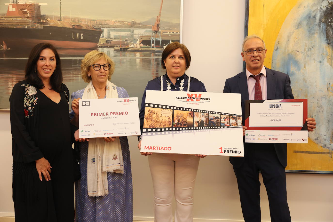 Rebeca Garvía, directora del Instituto Flamenco Rebeca Garvía y Julián Ballestero, director de LA GACETA, entregan el premio a Petry Serradilla, presidenta de la Asociación Cultural Tres Puentes Risco de Martiago y Rosa Elvira, también de la Asociación.